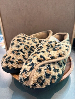 Women’s Leopard cheetah Print House Slippers Size 8 Hard Sole Velcro Closure